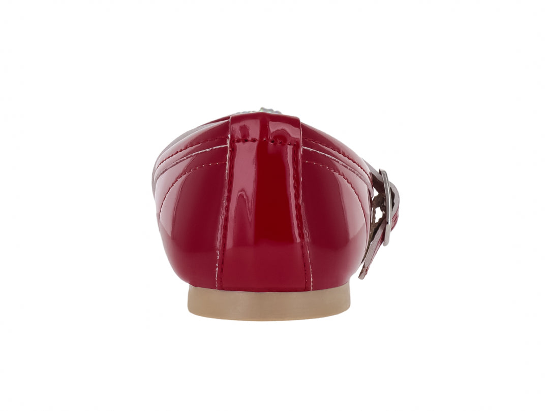 Zapato plano de charol rojo para niña con correa y adorno de moño brillante en la punta.