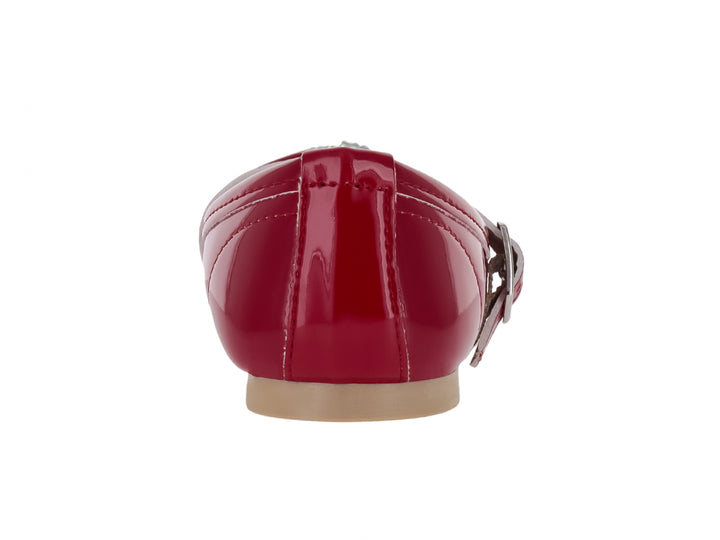 Zapato plano de charol rojo para niña con correa y adorno de moño brillante en la punta.