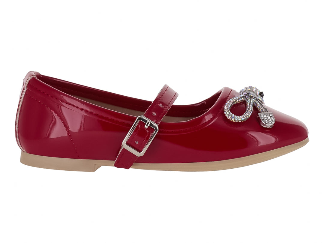 Zapato plano de charol rojo para niña con correa, hebilla plateada y adorno brillante en la punta.
