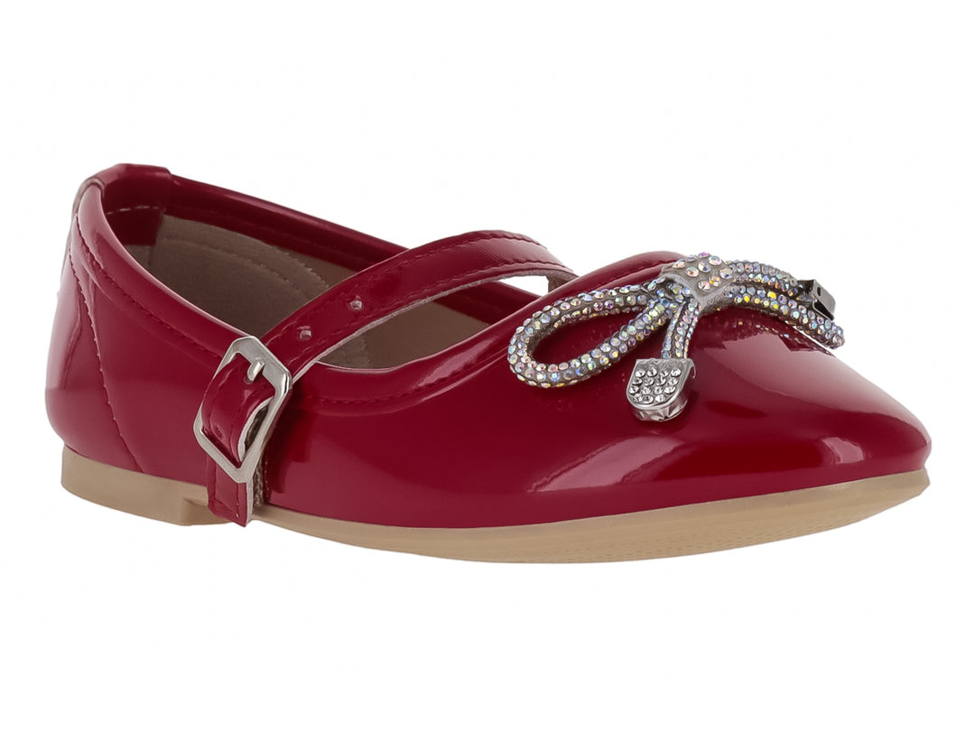 Zapato plano de charol rojo para niña con correa, hebilla plateada y adorno brillante en la punta.