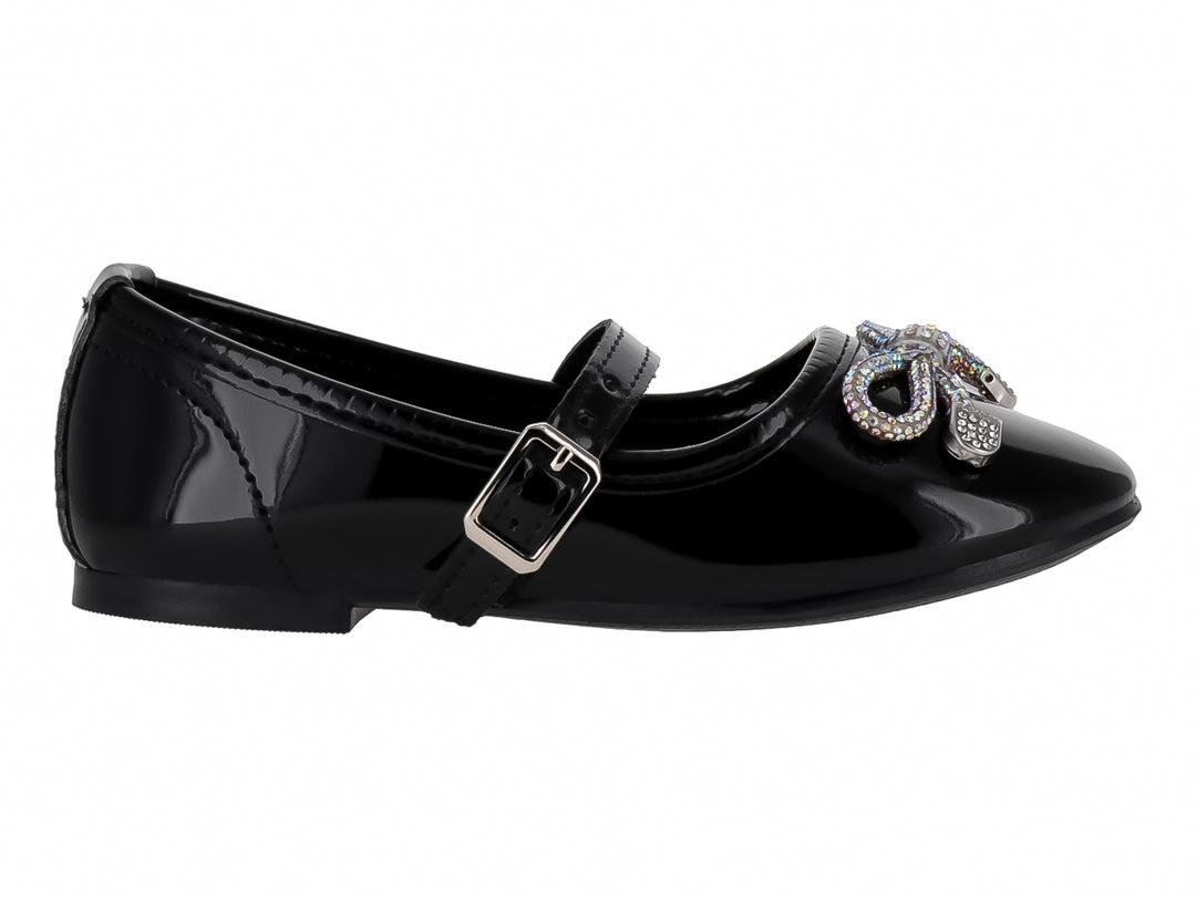 Zapato plano de charol negro para niña con correa, hebilla y adorno brillante en la parte superior.
