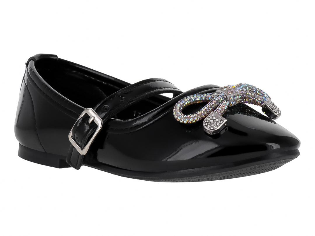 Zapato plano de charol negro para niña con correa, hebilla y adorno brillante en la parte superior.