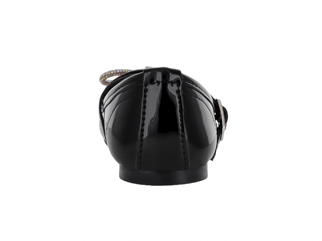 Zapato plano de charol negro para niña con correa, hebilla y adorno brillante en la parte superior.