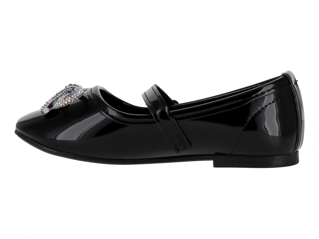 Zapato plano de charol negro para niña con correa, hebilla y adorno brillante en la parte superior.