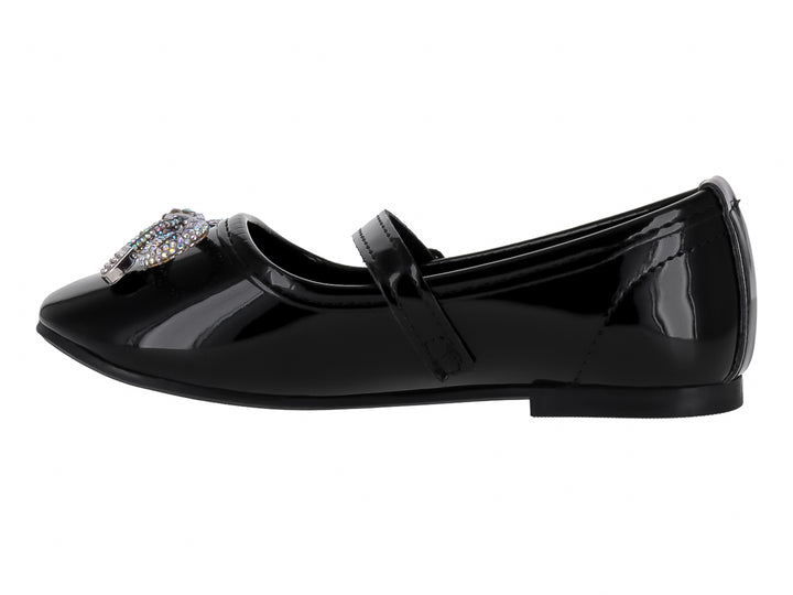 Zapato plano de charol negro para niña con correa, hebilla y adorno brillante en la parte superior.