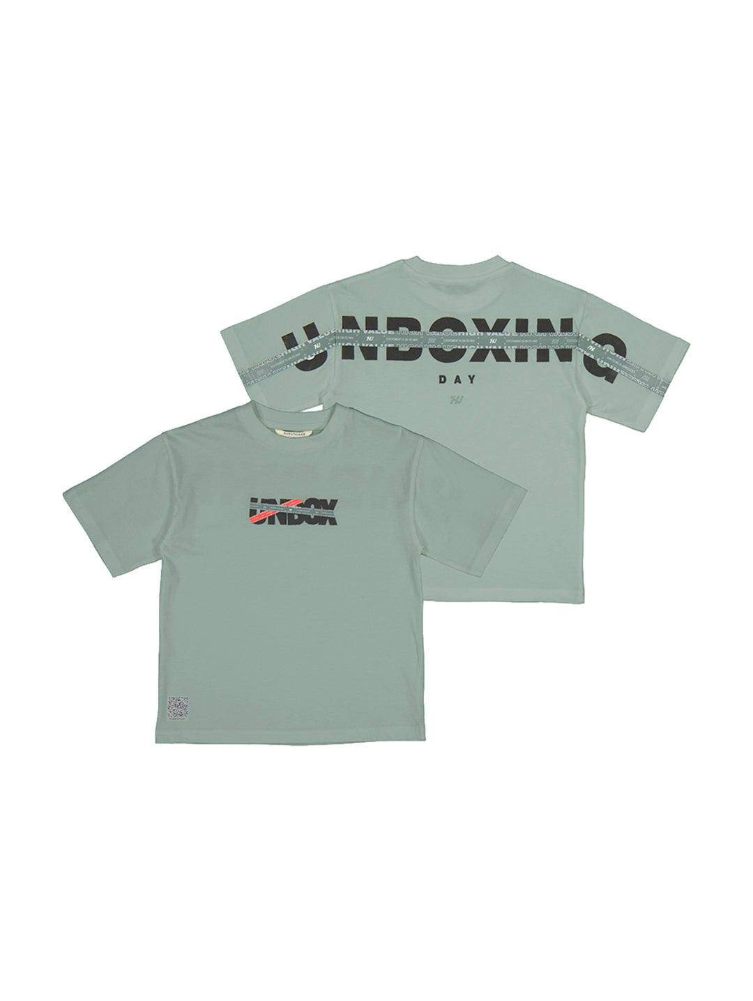 Camiseta de manga corta color mineral para niño con estampado gráfico en el pecho y la espalda.