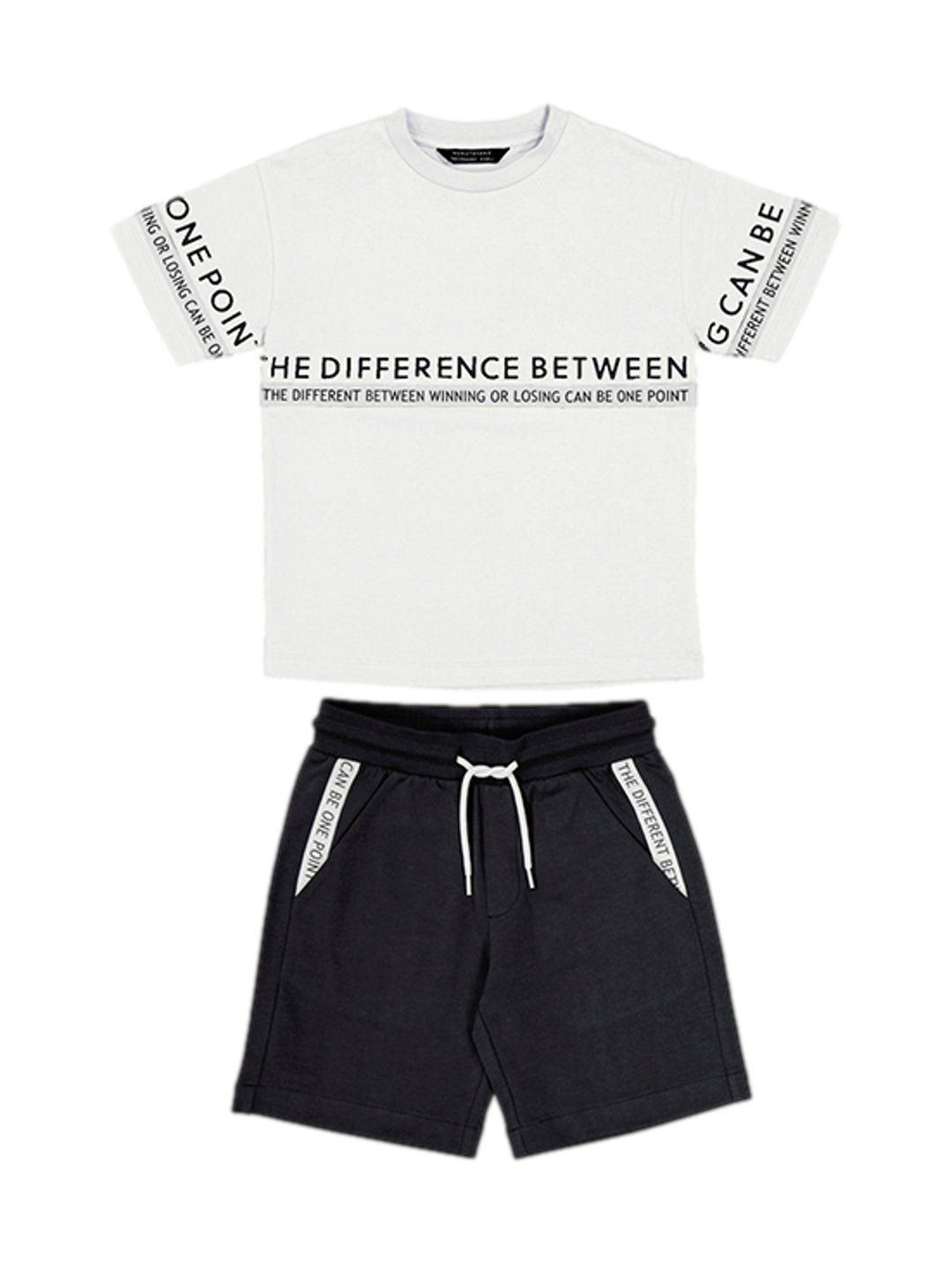Conjunto para niño Mayoral compuesto por camiseta blanca y shorts negros con detalles de texto en contraste.