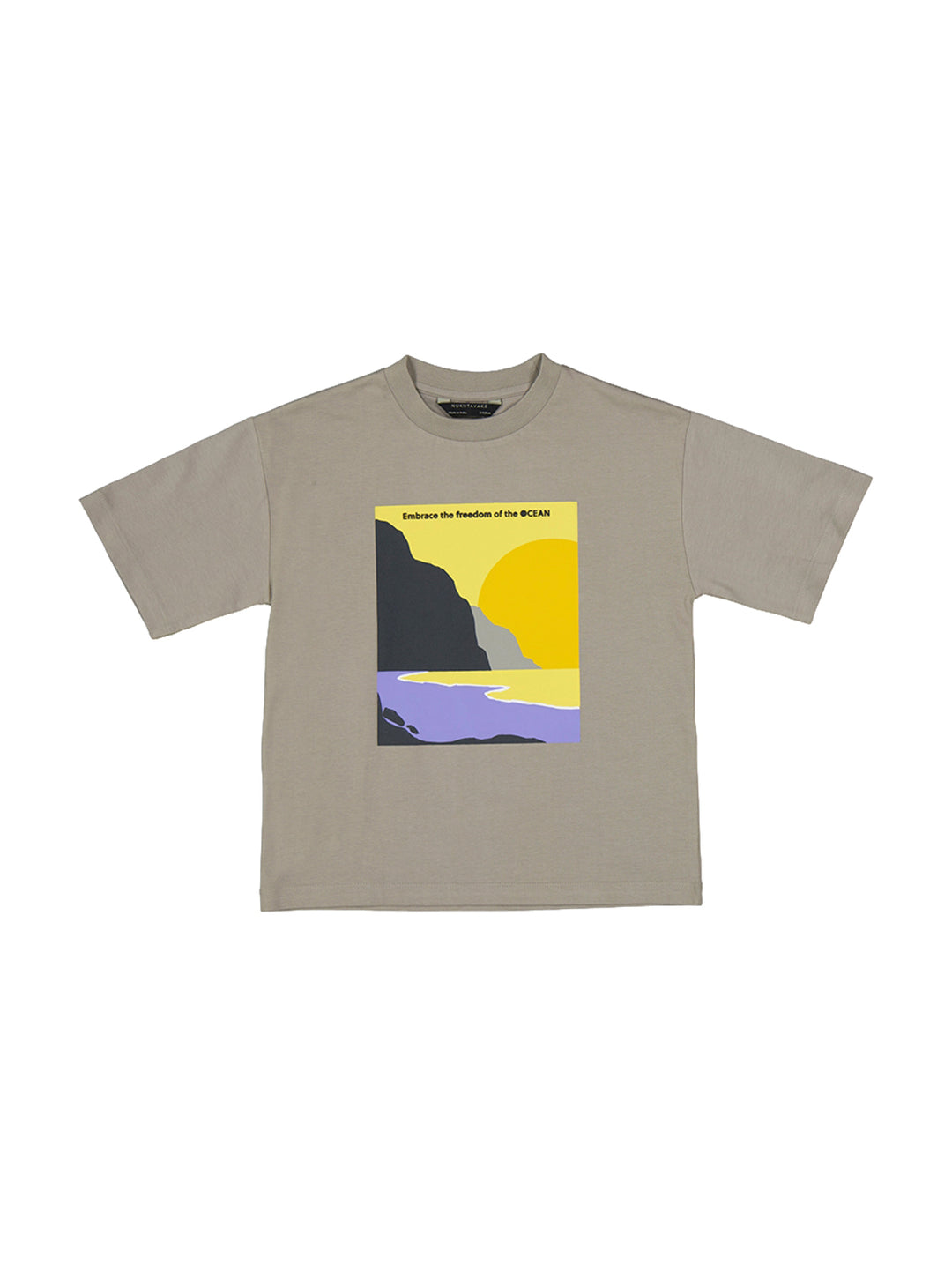 Camiseta color topo para niño con estampado frontal de paisaje abstracto en tonos amarillo y morado.