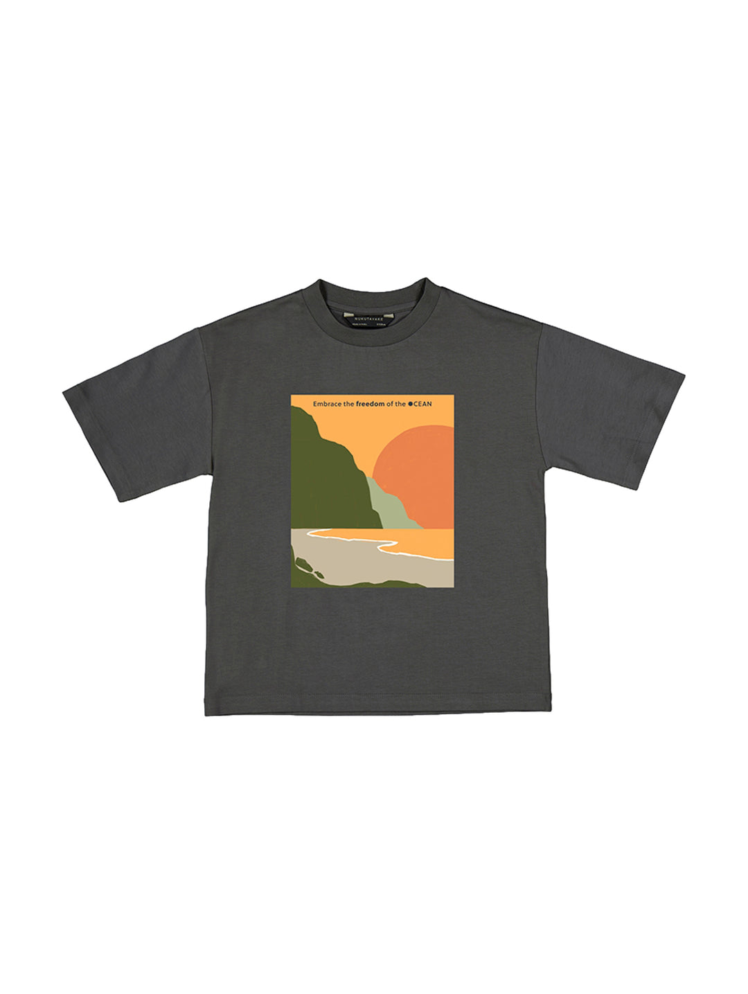 Playera color carbón para niño con estampado rectangular de un paisaje en tonos naranja y verde.