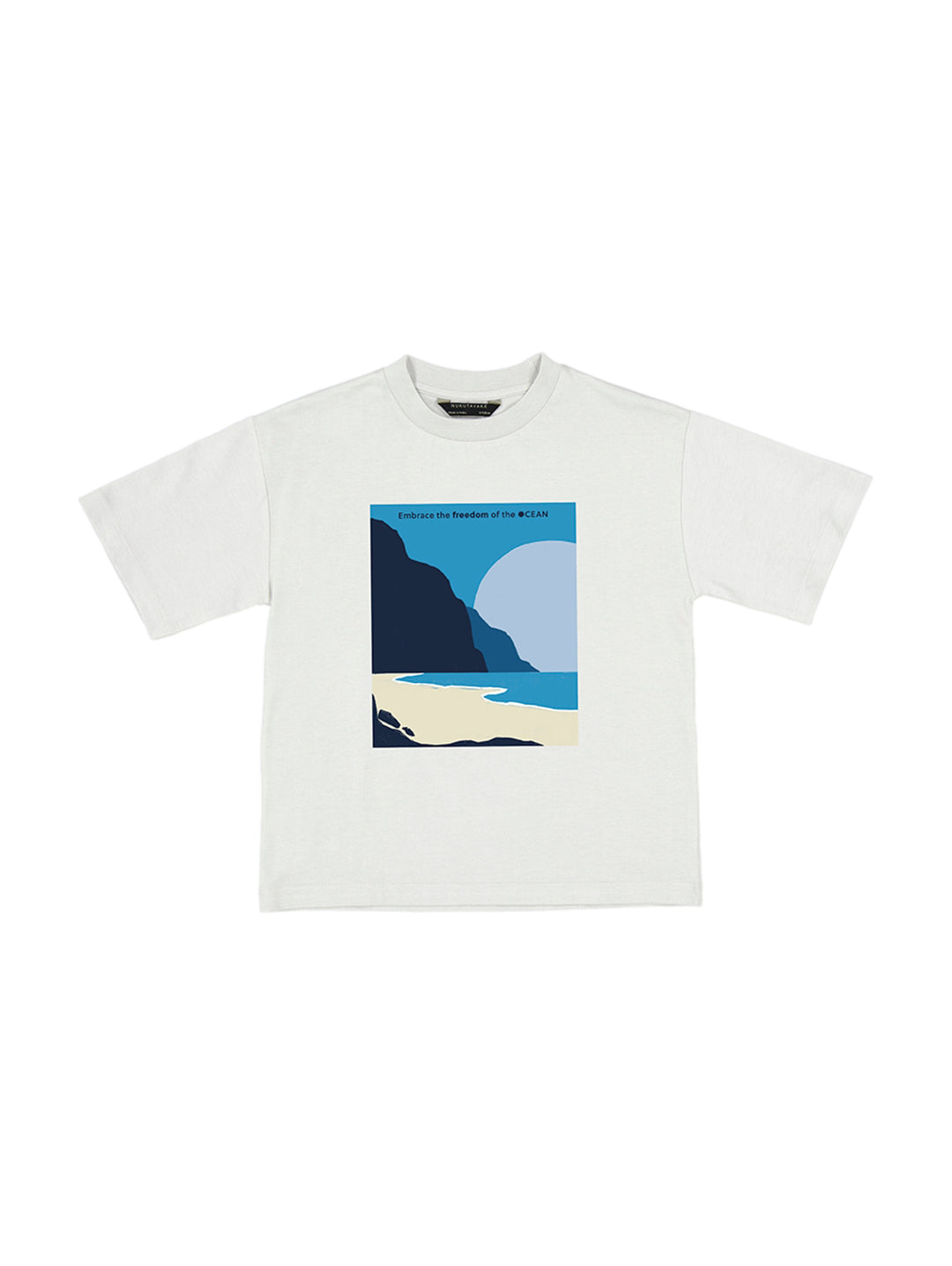 Camiseta blanca de manga corta con estampado central de un paisaje costero en tonos azules y beige.