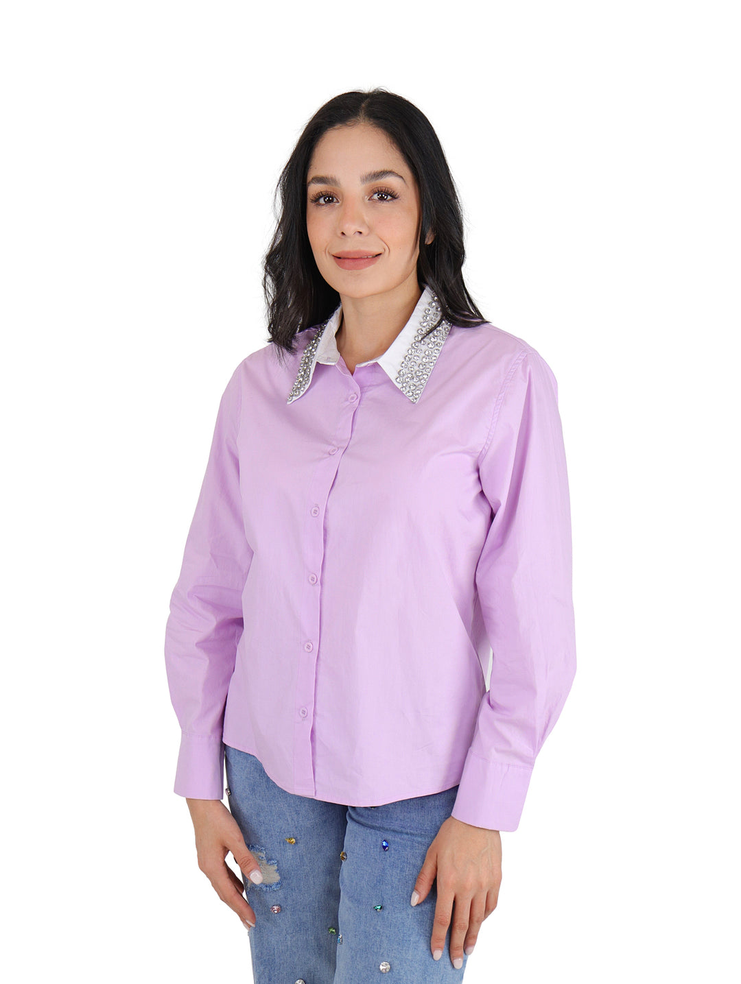 Camisera lila de manga larga con detalles de piedras brillantes en el cuello.