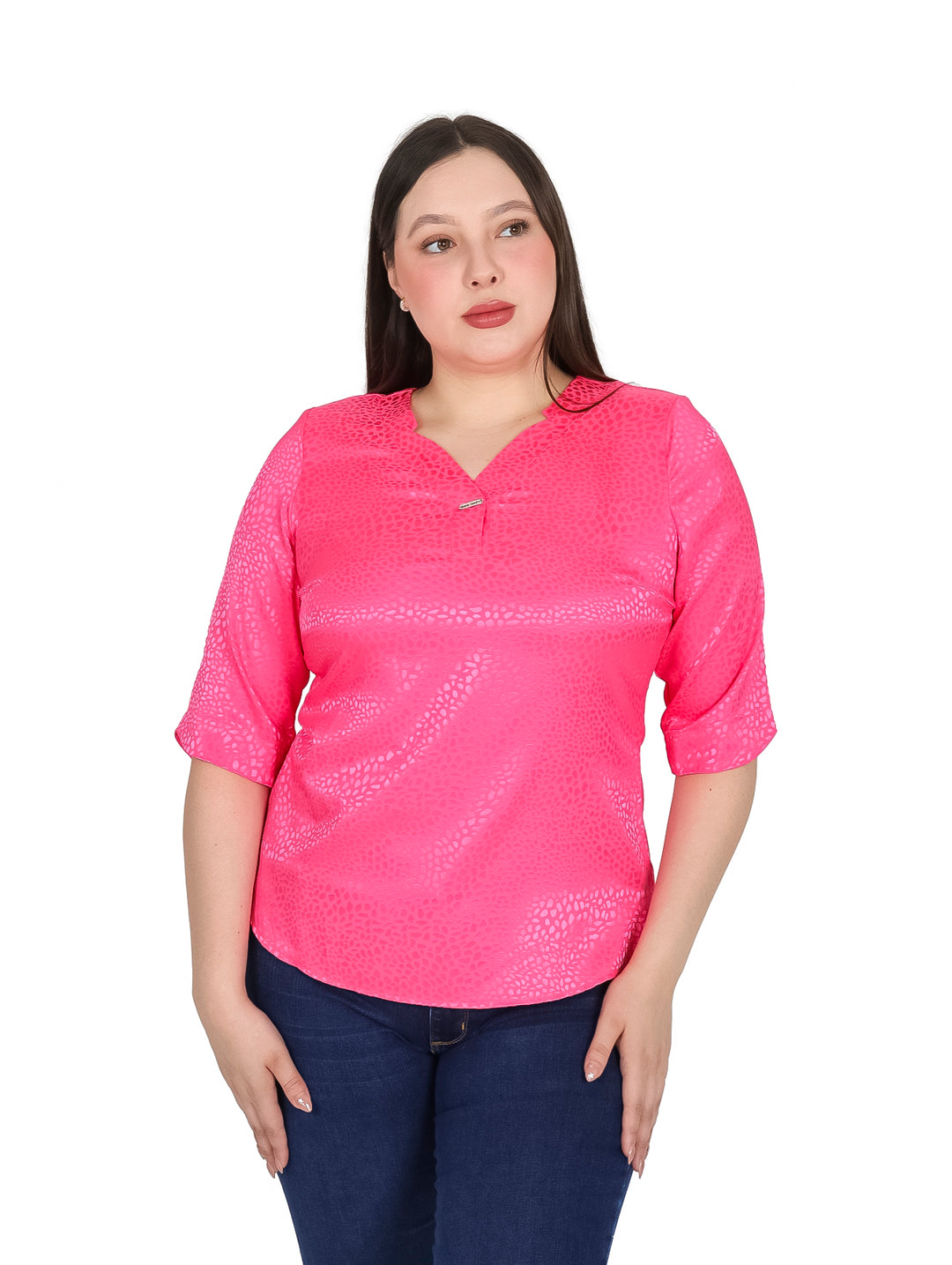 Mujer vistiendo blusa color fucsia de manga 3/4 con textura sutil y pantalones azul marino.