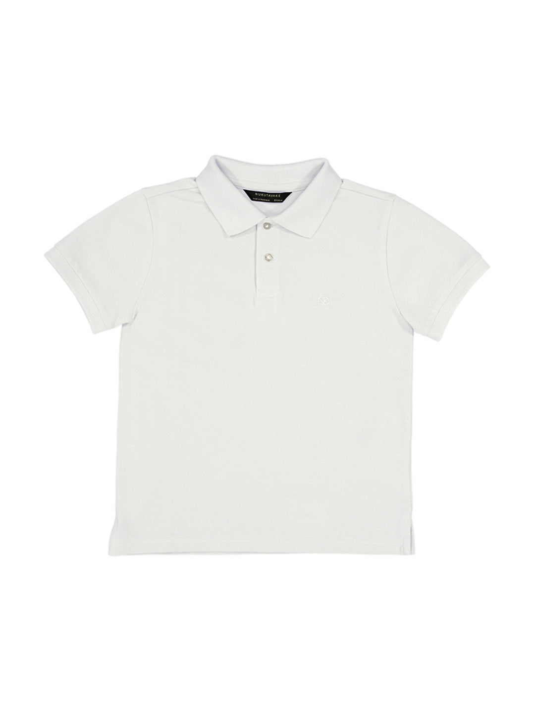 Playera polo blanca de manga corta para niño con cuello y botones.