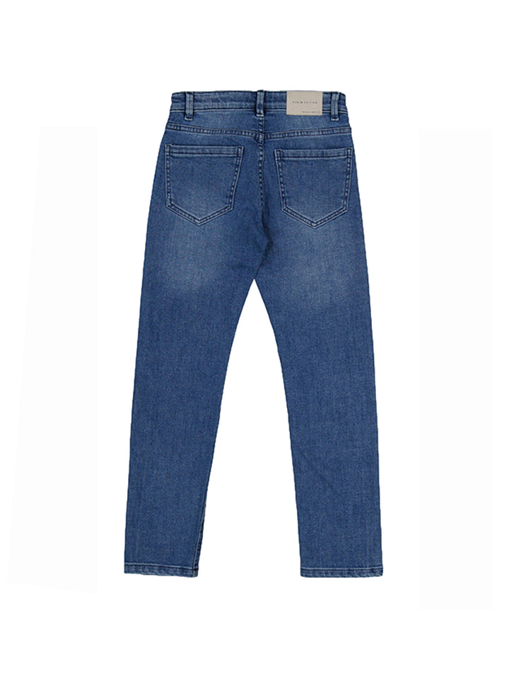 Pantalón tejano de mezclilla color azul medio, corte regular fit.