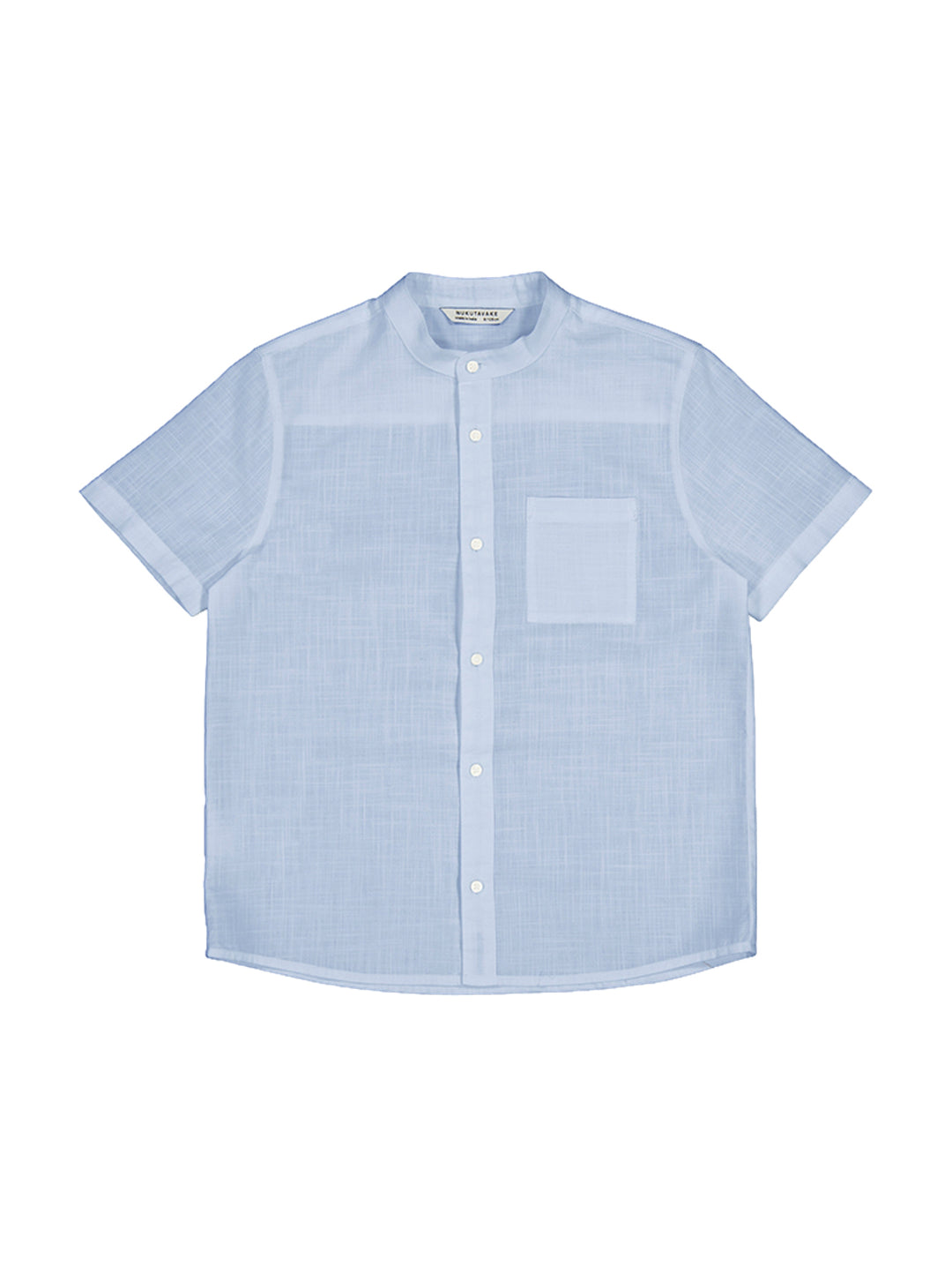 Camisa de manga corta color celeste para niño con cuello mao y un bolsillo en el pecho.