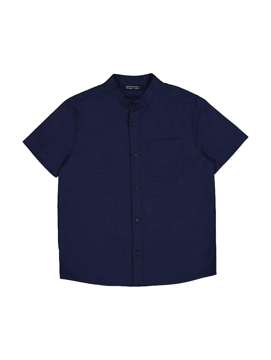 Camisa de manga corta color azul marino para niño con botones frontales y bolsillo en el pecho.