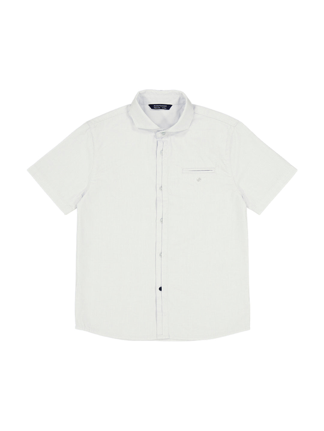 Camisa blanca de manga corta para niño con cuello y bolsillo frontal.