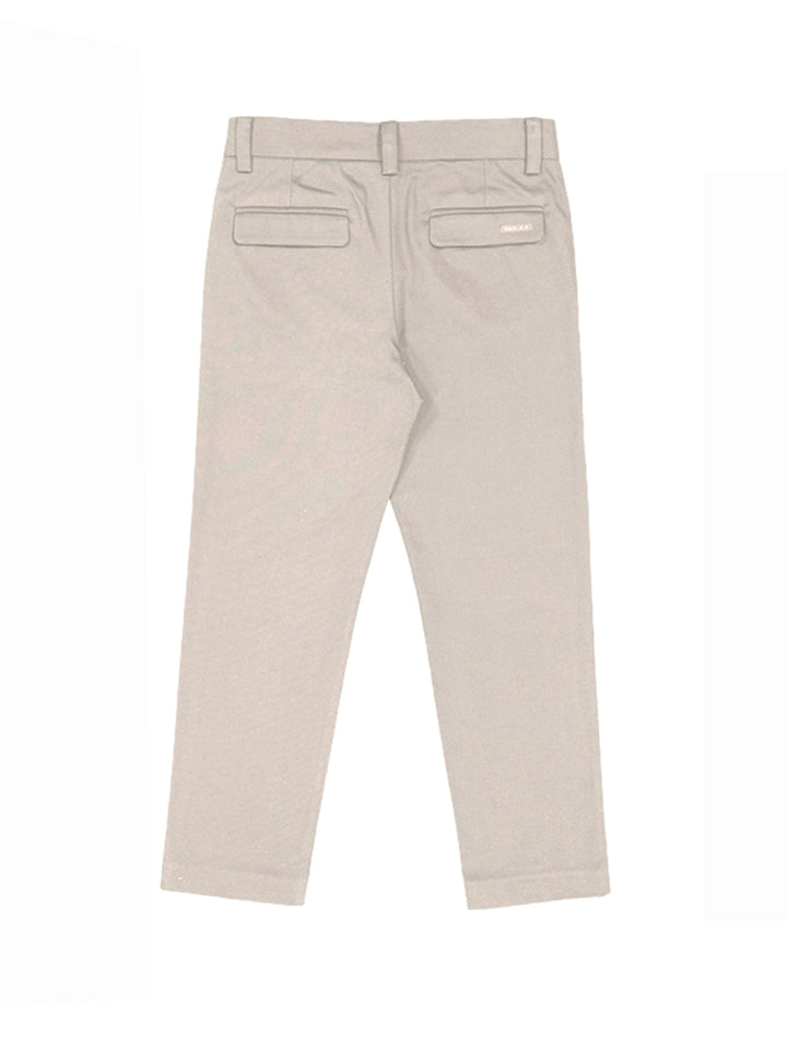 Pantalón slim de color rafia para niños de la marca Mayoral.