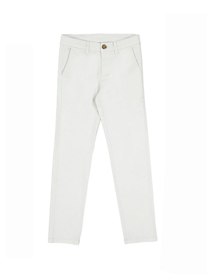 Pantalón chino básico color blanco para niño con botón frontal y corte recto.