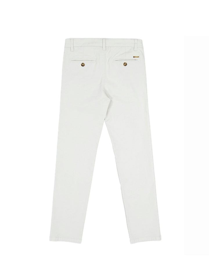 Pantalón chino básico color blanco para niño con botón frontal y corte recto.