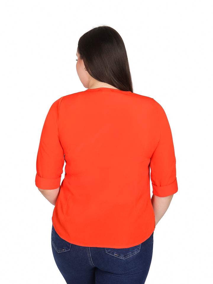 Mujer vistiendo blusa color naranja con manga 3/4 y detalles de piedras brillantes en el cuello.