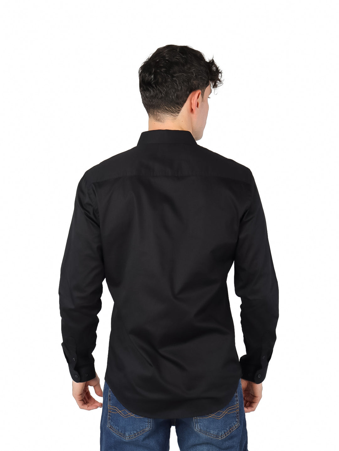 Hombre vistiendo una camisa negra de manga larga con botones.