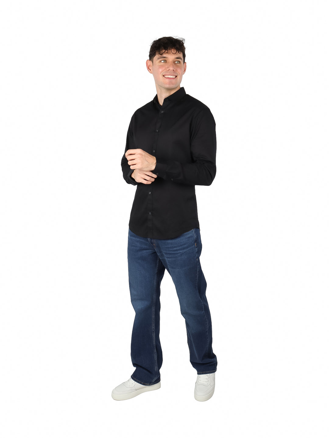 Hombre vistiendo una camisa negra de manga larga con botones.