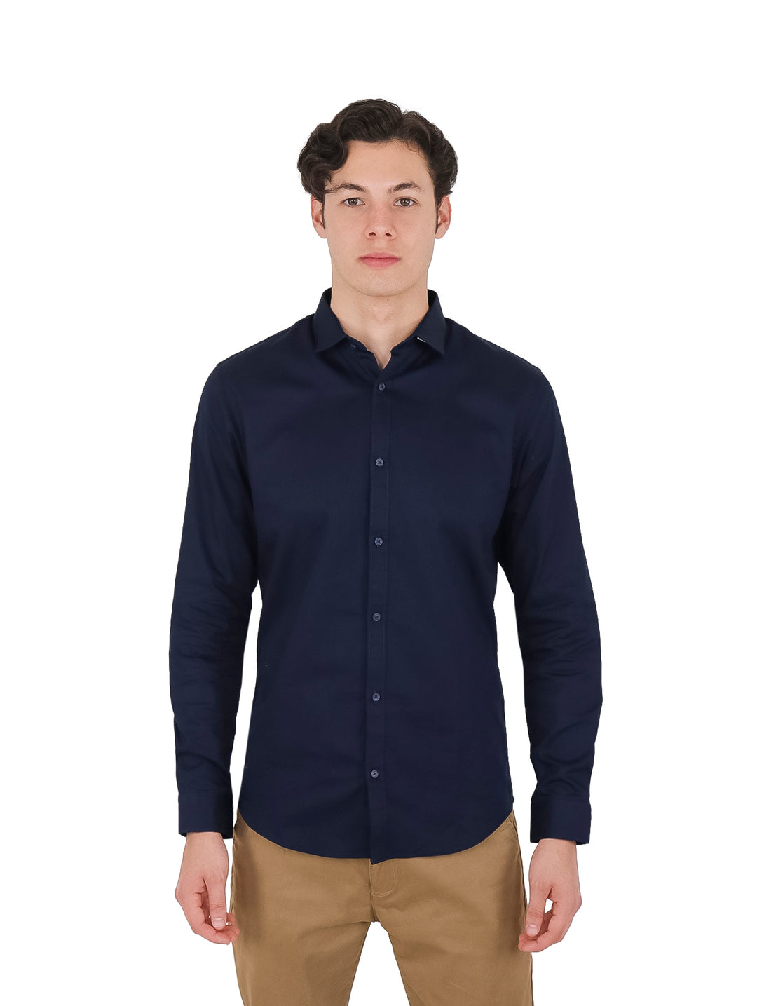 Hombre vistiendo una camisa de manga larga color azul marino.