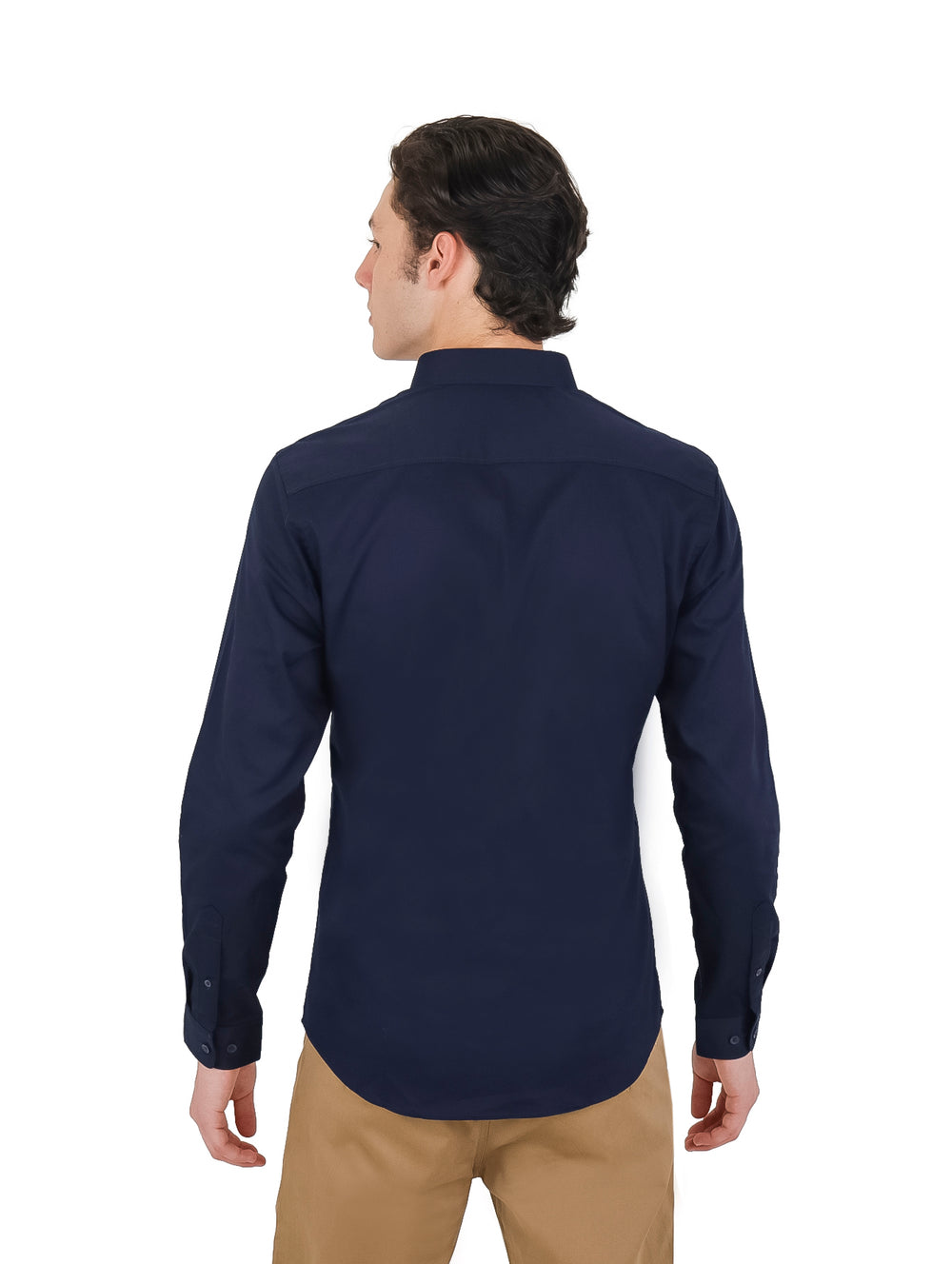 Hombre vistiendo una camisa de manga larga color azul marino.