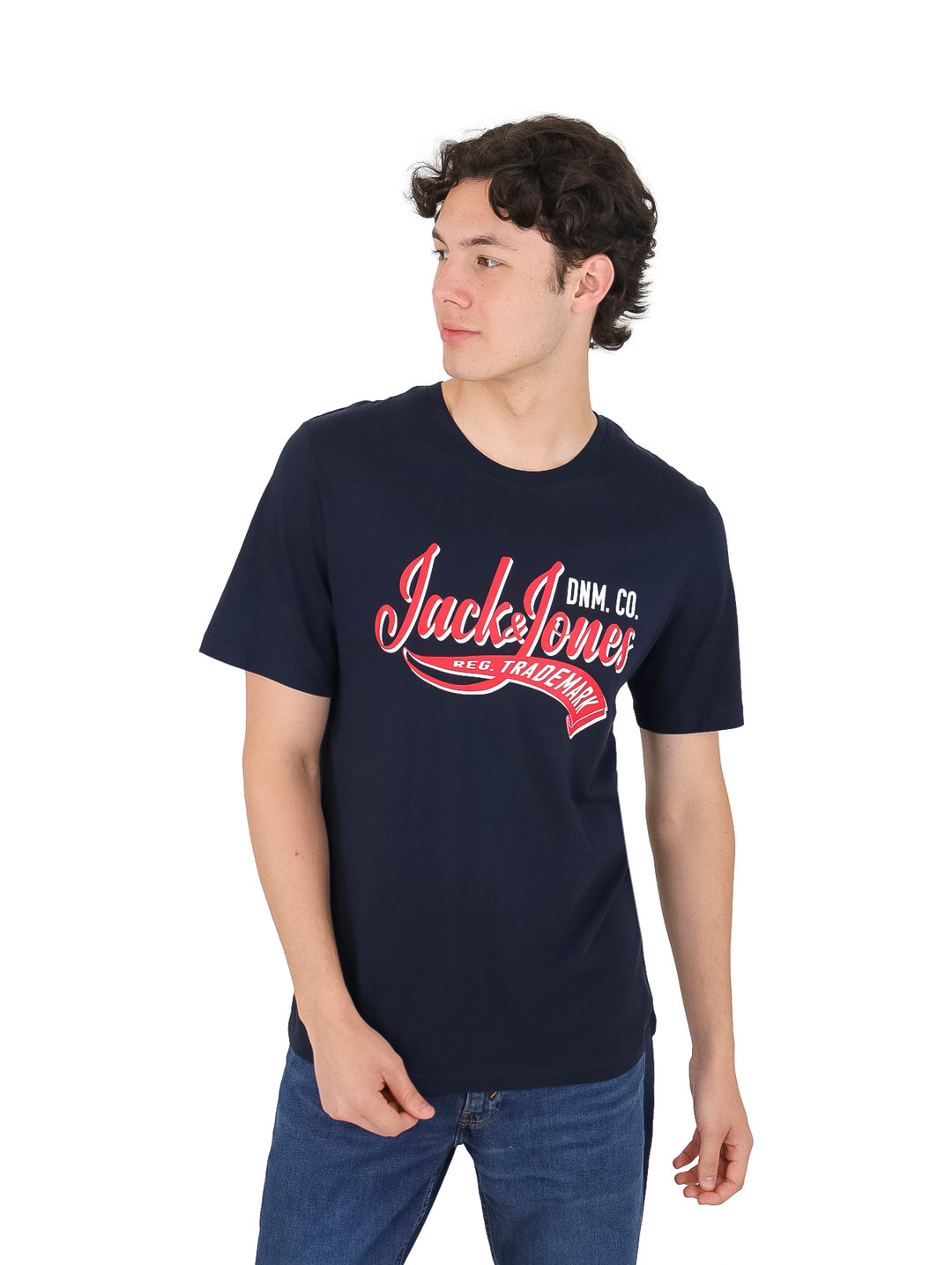 Hombre vistiendo una camiseta azul marino de manga corta con logo de Jack &amp; Jones en el pecho.