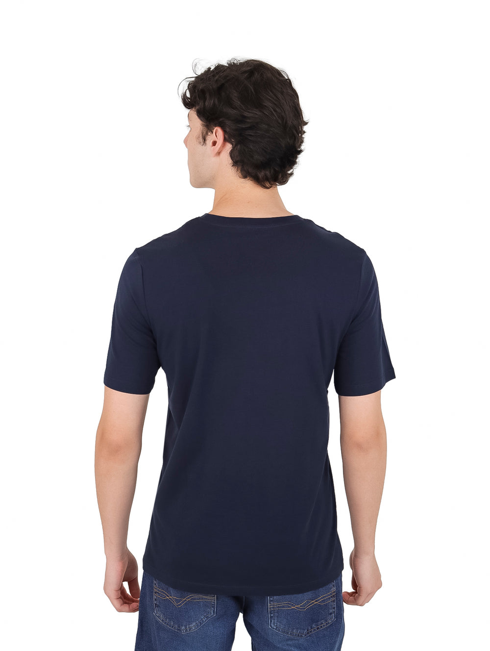 Hombre vistiendo una camiseta azul marino de manga corta con logo de Jack & Jones en el pecho.