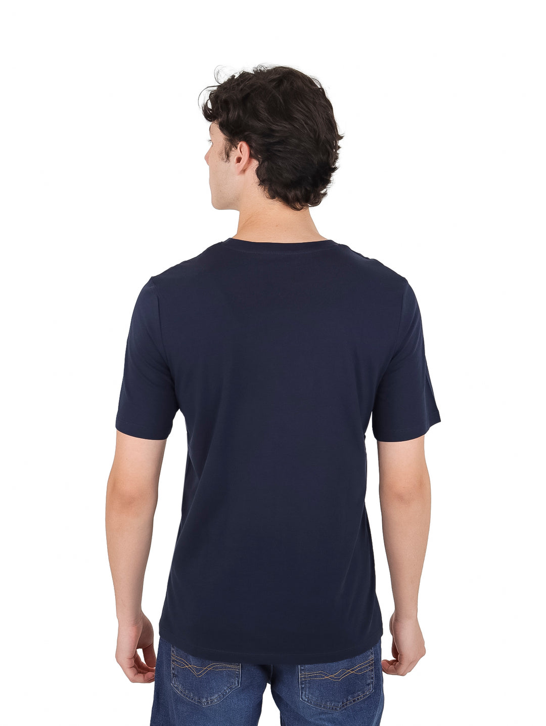 Hombre vistiendo una camiseta azul marino de manga corta con logo de Jack &amp; Jones en el pecho.