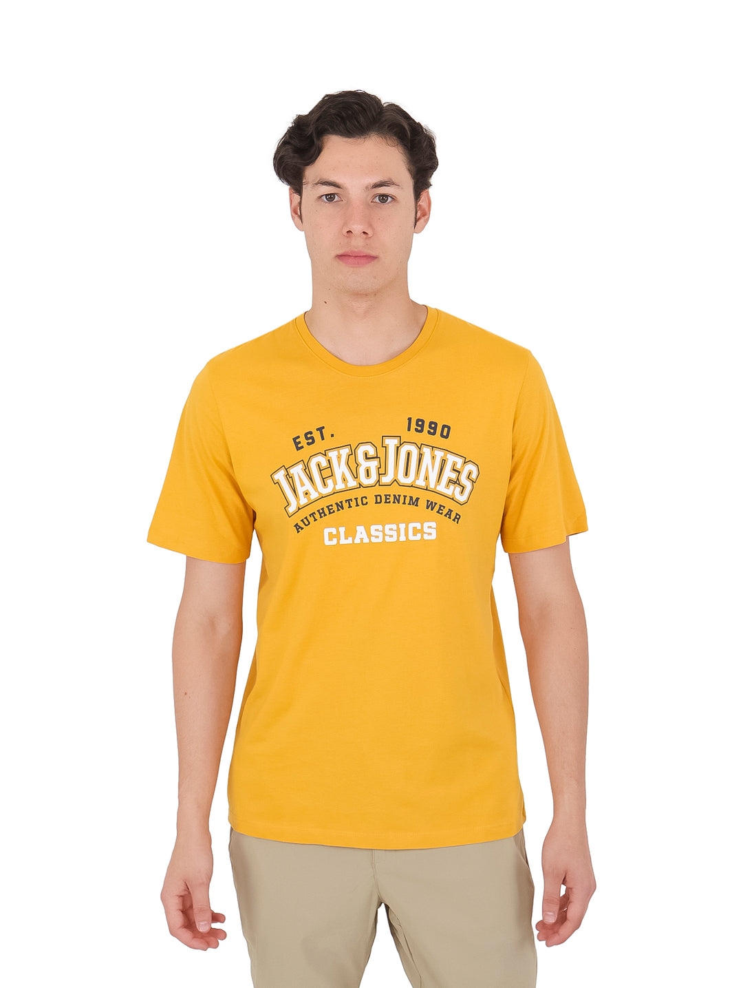 Hombre vistiendo una camiseta de manga corta color honey gold con logotipo de Jack &amp; Jones en el pecho.