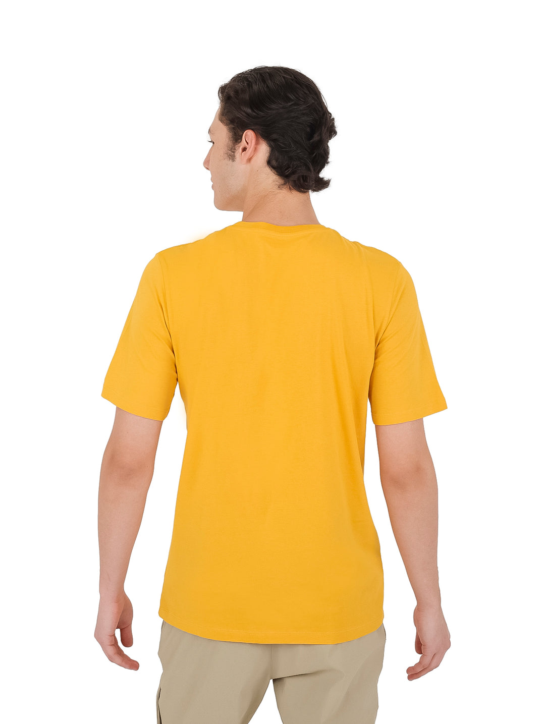 Hombre vistiendo una camiseta de manga corta color honey gold con logotipo de Jack &amp; Jones en el pecho.