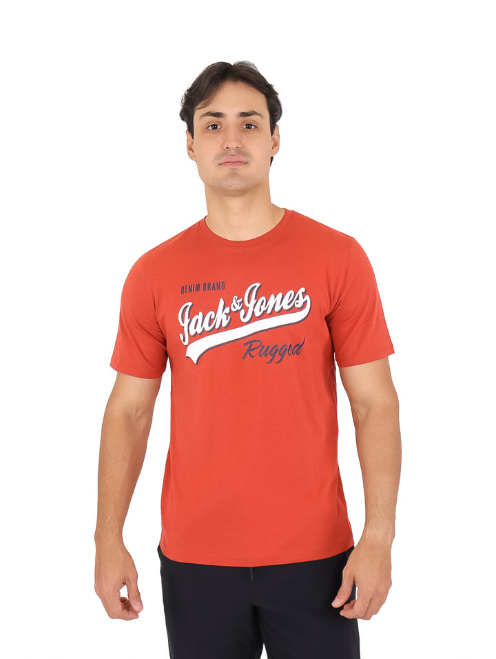 Hombre vistiendo una camiseta de manga corta color canela con logotipo blanco de Jack &amp; Jones en el pecho.