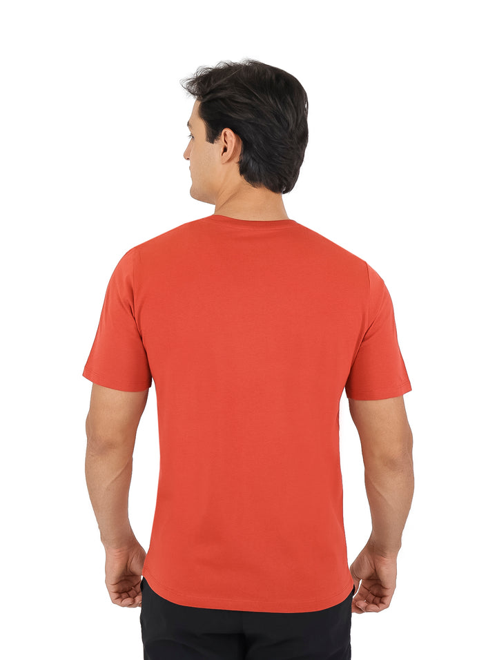 Hombre vistiendo una camiseta de manga corta color canela con logotipo blanco de Jack &amp; Jones en el pecho.