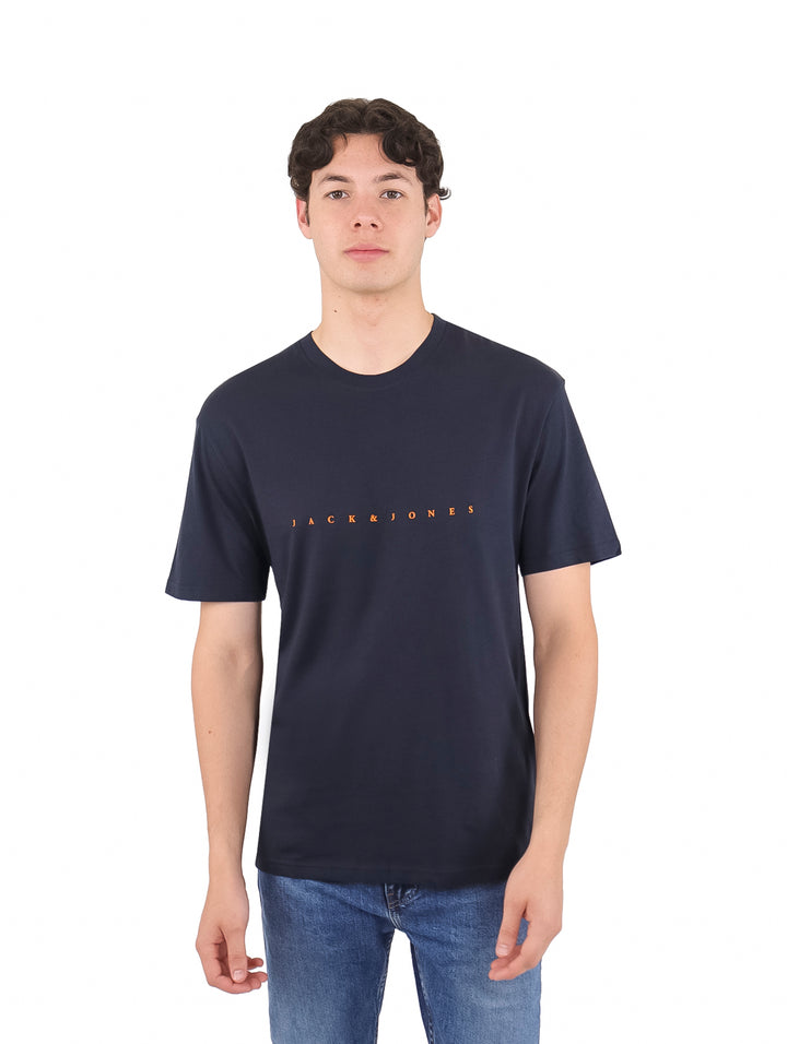 Camiseta de manga corta color azul marino con texto Jack &amp; Jones en el pecho.