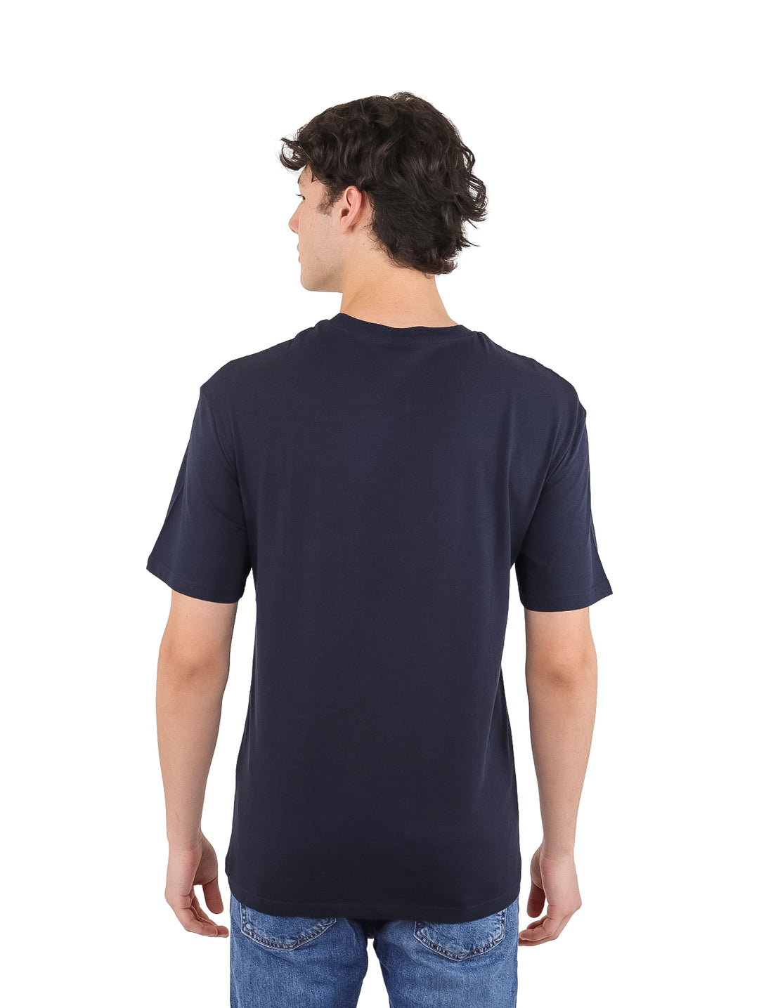 Camiseta de manga corta color azul marino con texto Jack &amp; Jones en el pecho.