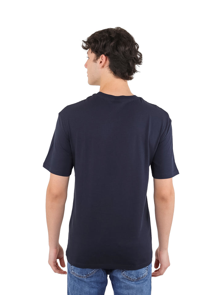 Camiseta de manga corta color azul marino con texto Jack &amp; Jones en el pecho.