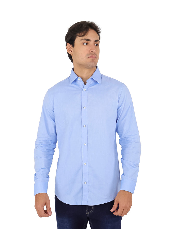 Hombre vistiendo una camisa de manga larga color azul claro.