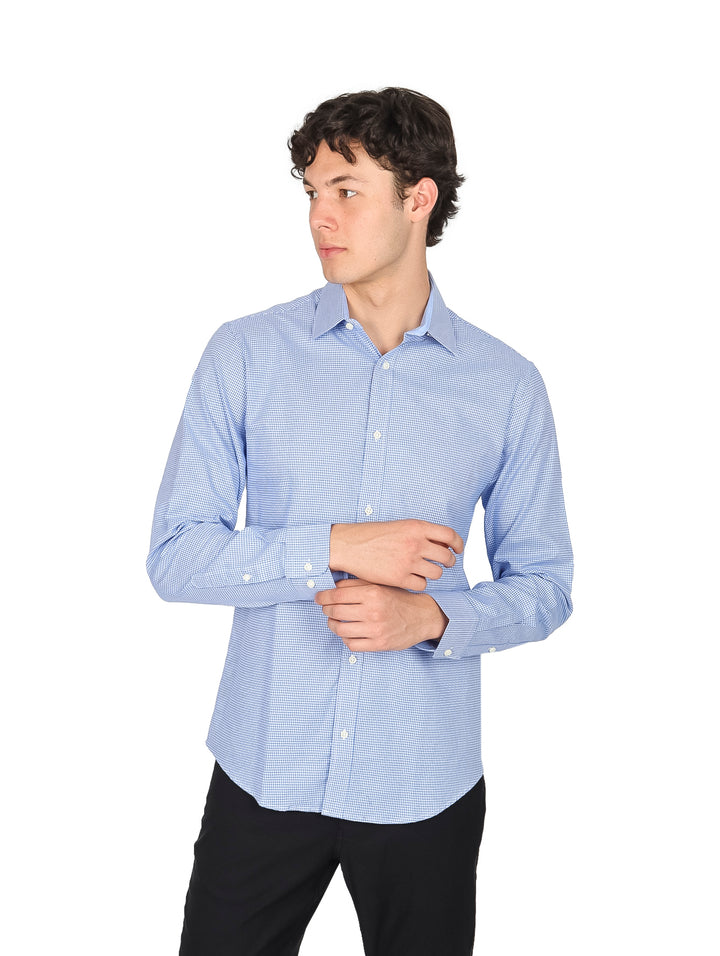 Hombre vistiendo una camisa de manga larga color azul cielo con botones y cuello