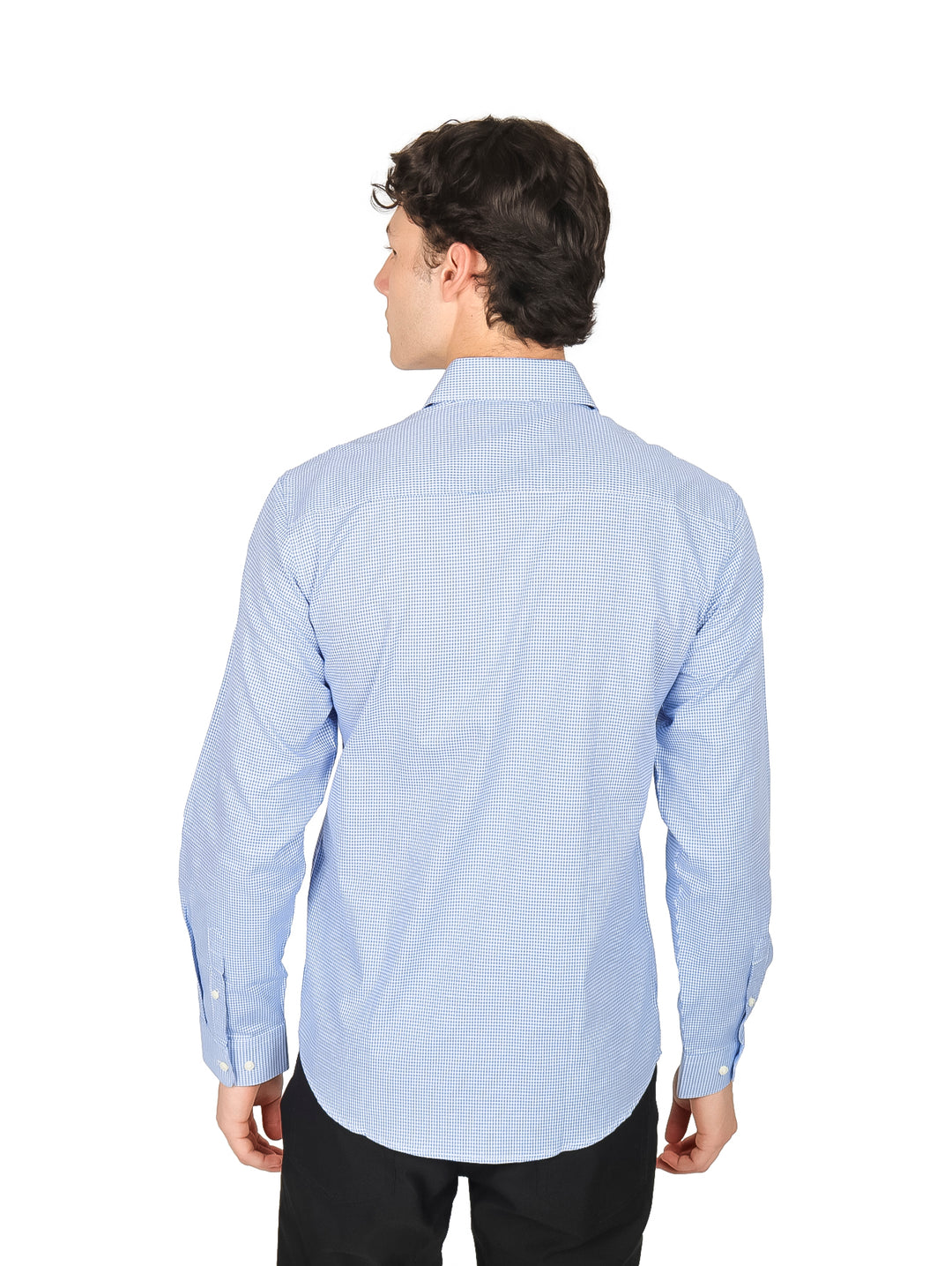Hombre vistiendo una camisa de manga larga color azul cielo con botones y cuello