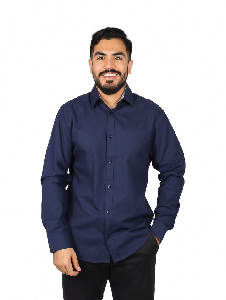 Hombre vistiendo una camisa de manga larga color azul marino.