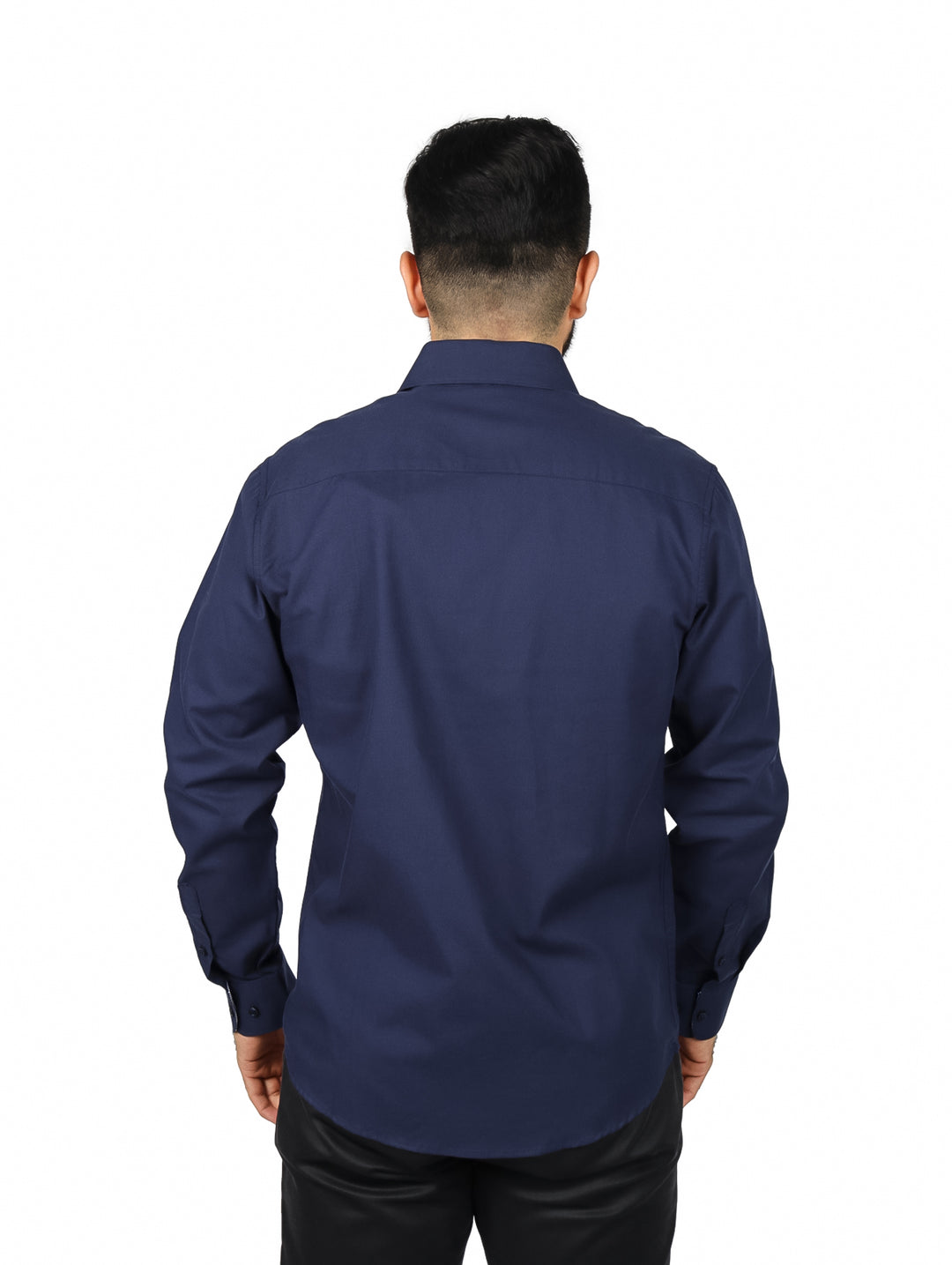 Hombre vistiendo una camisa de manga larga color azul marino.