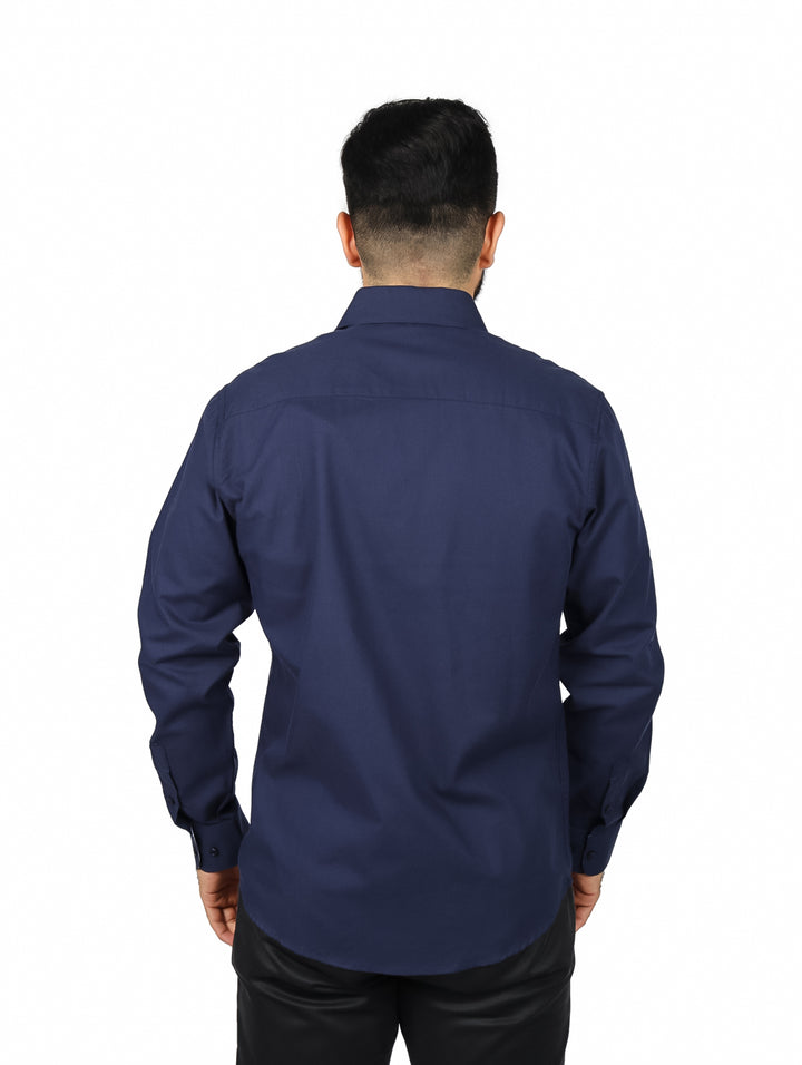 Hombre vistiendo una camisa de manga larga color azul marino.