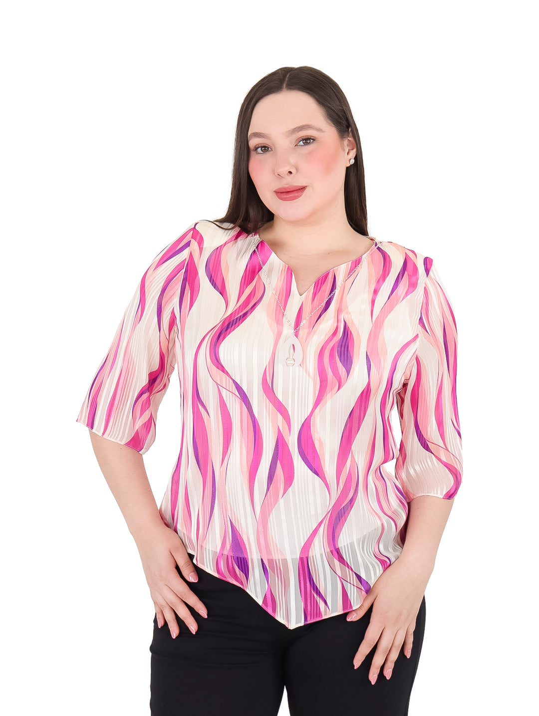 Mujer vistiendo blusa rosa y blanca con estampado de ondas y collar.