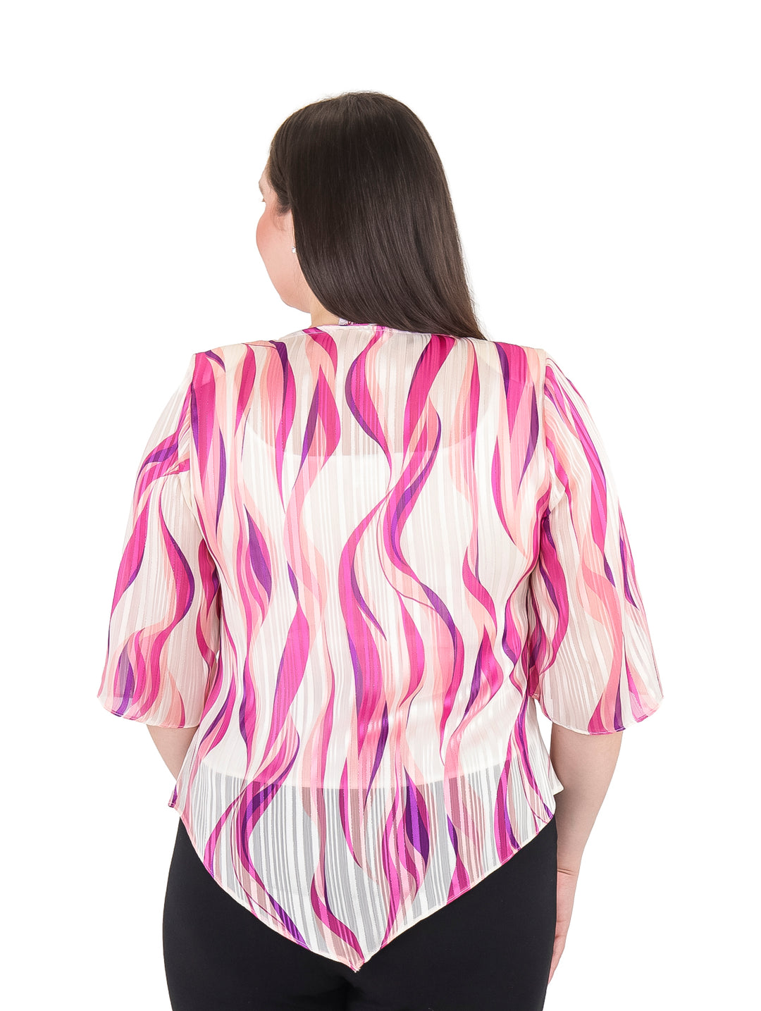 Mujer vistiendo blusa rosa y blanca con estampado de ondas y collar.