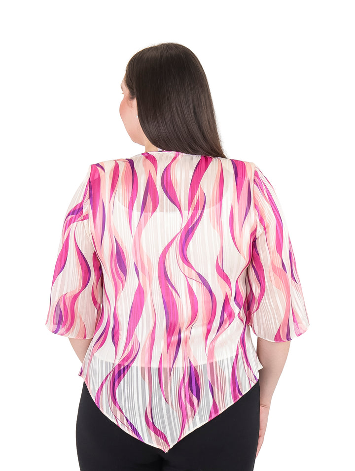 Mujer vistiendo blusa rosa y blanca con estampado de ondas y collar.