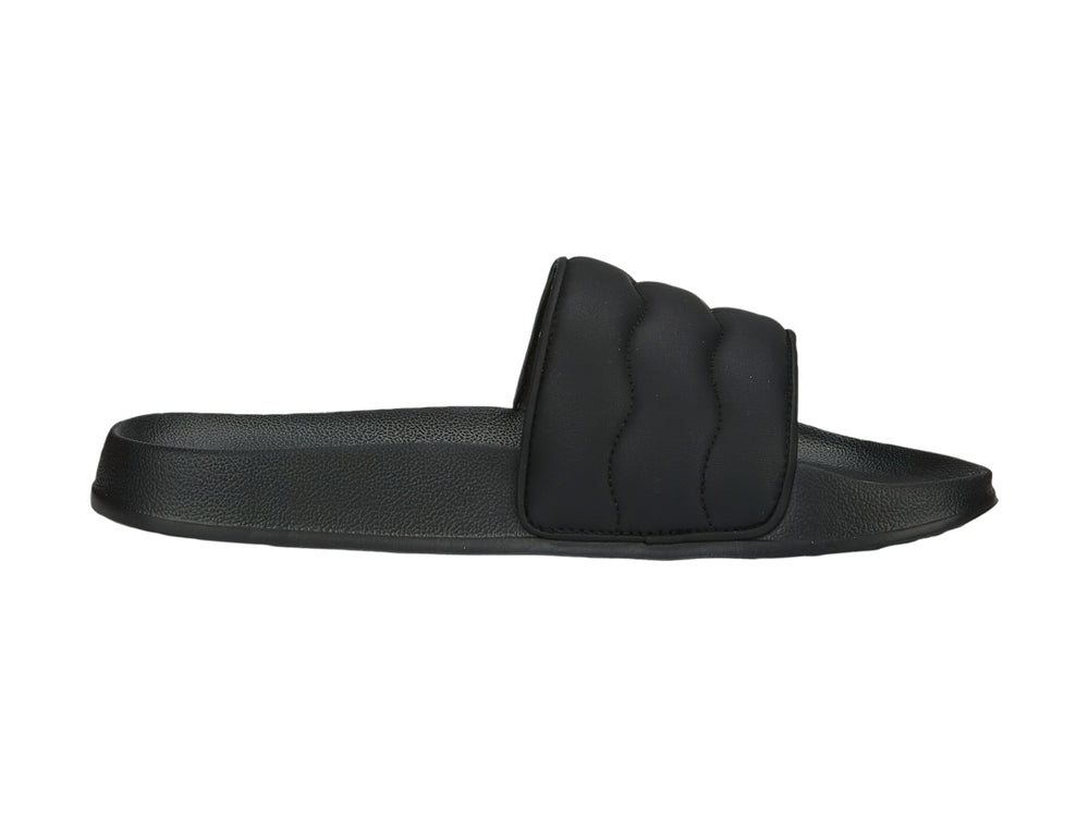Sandalias PUMA negras con correa acolchada y logotipo dorado.