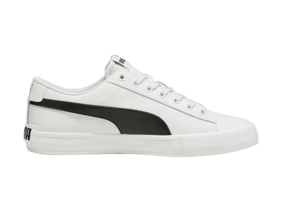 Tenis PUMA Bari Casual color blanco con franja lateral negra y suela blanca.